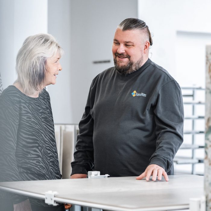 Fliesenberatung einer Dame durch einen Mitarbeiter der Frank Jähler GmbH.