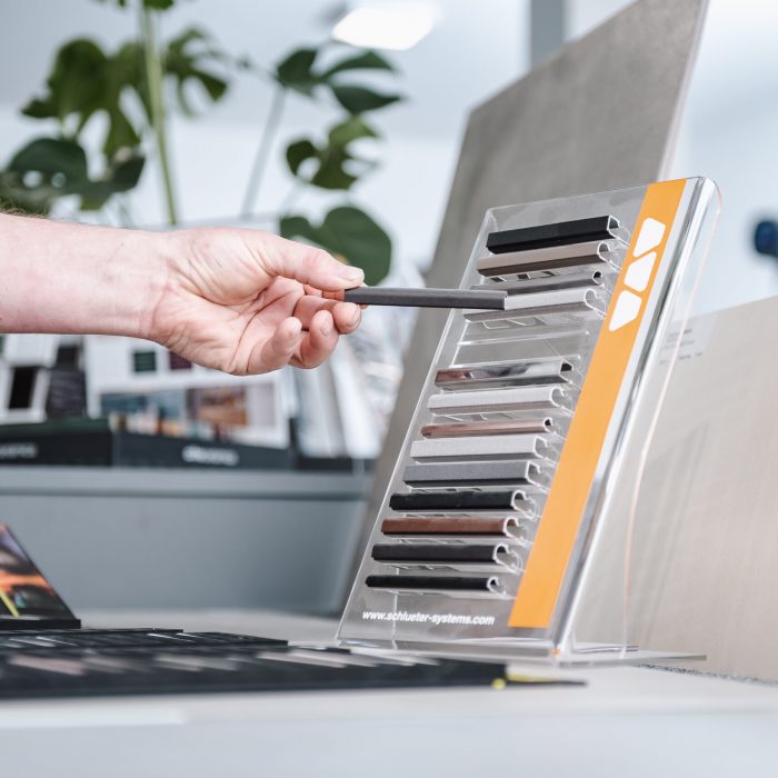 Detailaufnahme von Fliesenoberflächen an einem Kundenaufsteller