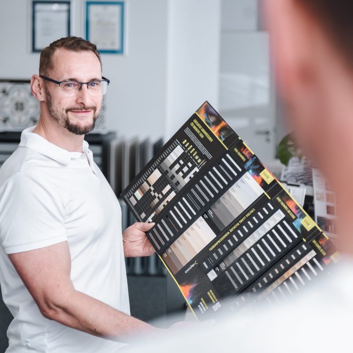 Präsentation verschiedener Fliesenoberflächen durch Thomas Jähler in der Fliesenausstellung