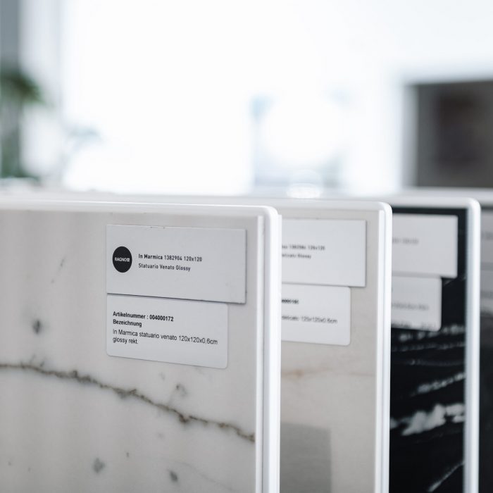 Detailaufnahme mehrere Marmorfliesen