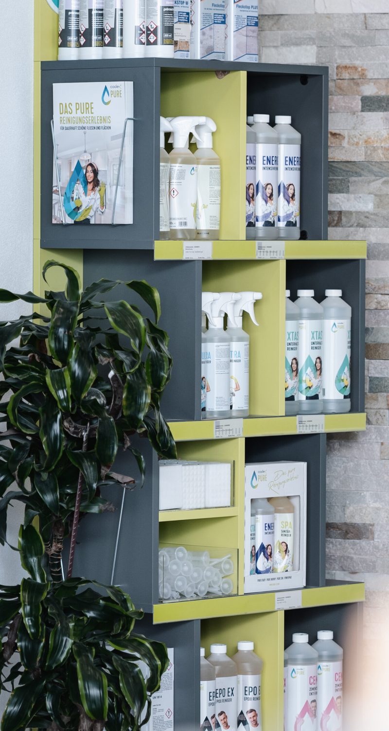 Codexprodukte auf einem Präsenter in der Fliesenausstellung von Frank Jähler in Schwäbisch Hall