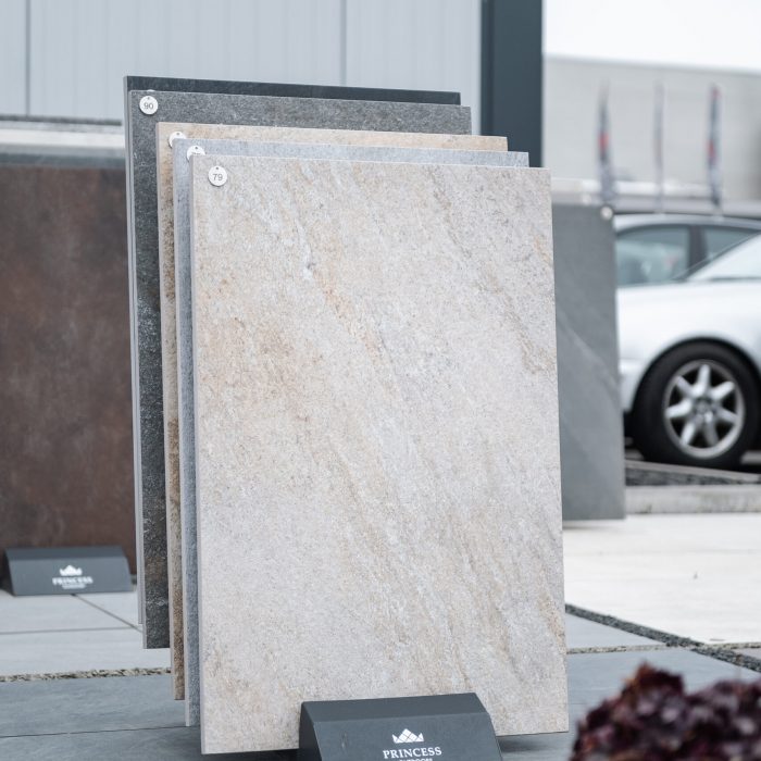 Gesamtaufnahme eines Aufstellers mit Natursteinfliesen